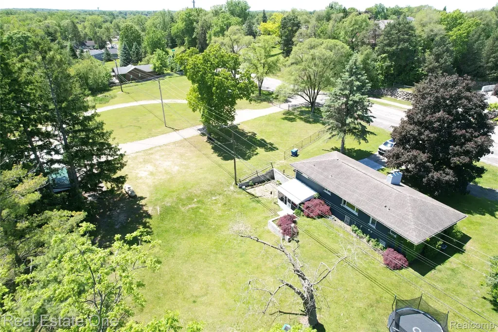 1325 S Hospital Road Waterford Charter Township MI 48327