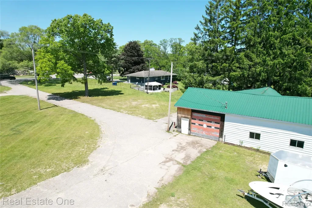 1325 S Hospital Road Waterford Charter Township MI 48327