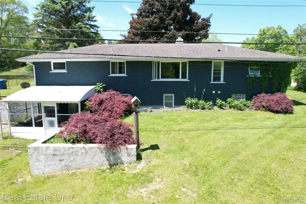1325 S Hospital Road Waterford Charter Township MI 48327