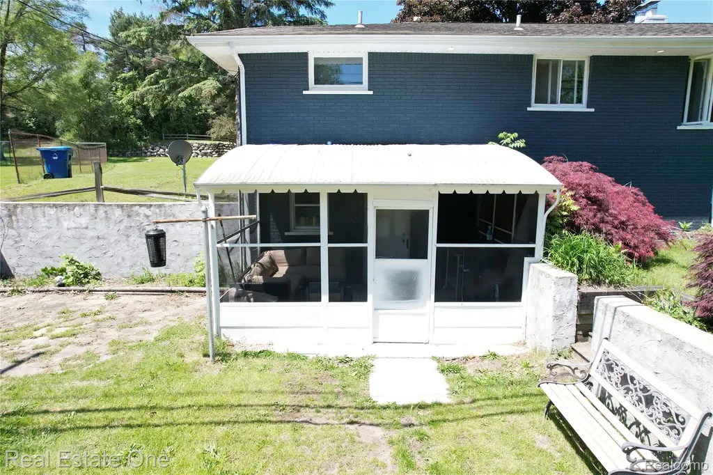 1325 S Hospital Road Waterford Charter Township MI 48327