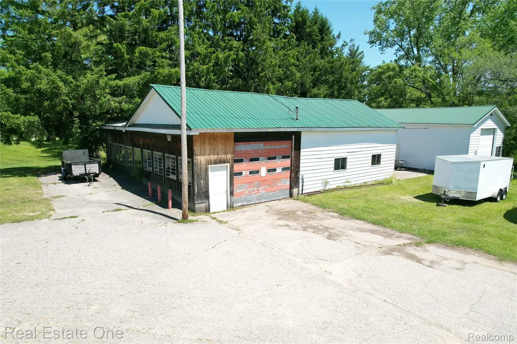 1325 S Hospital Road Waterford Charter Township MI 48327
