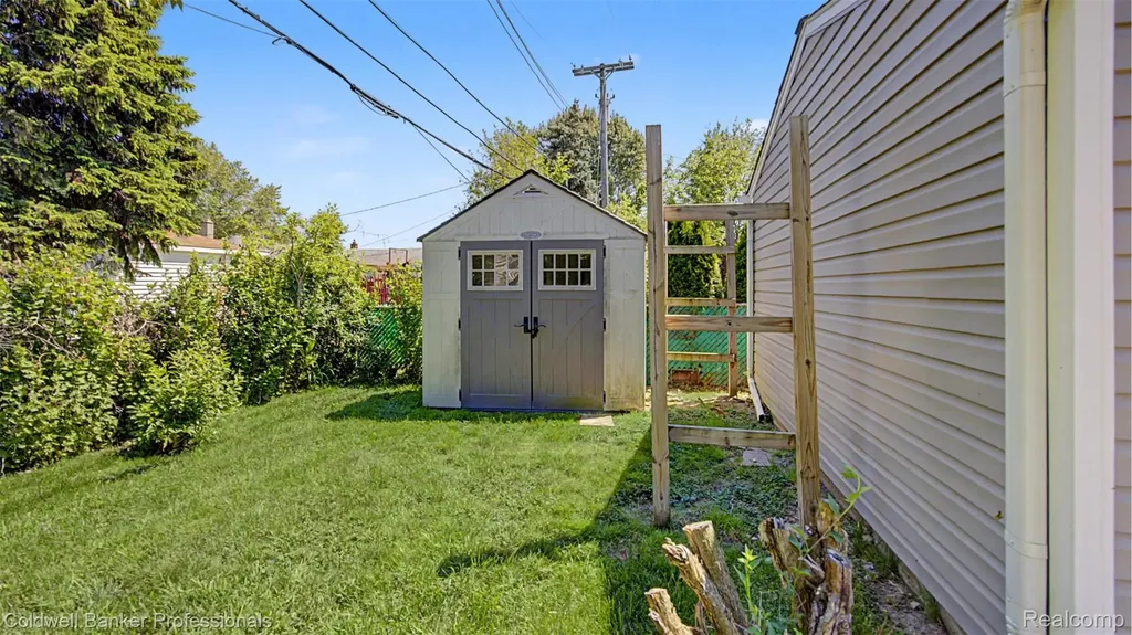 23836 Rosalind Avenue Eastpointe City MI 48021