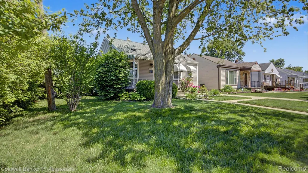 23836 Rosalind Avenue Eastpointe City MI 48021