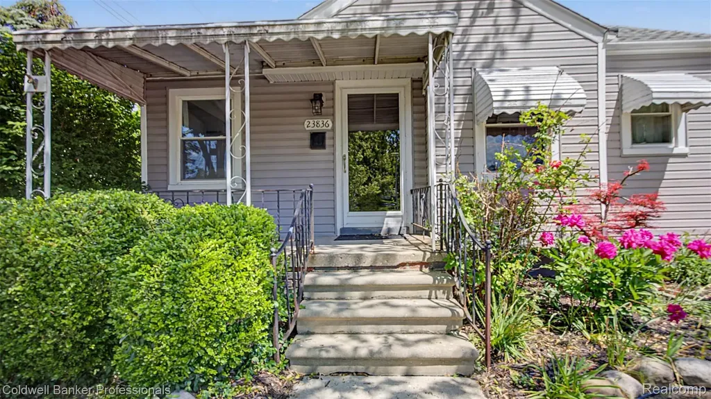 23836 Rosalind Avenue Eastpointe City MI 48021