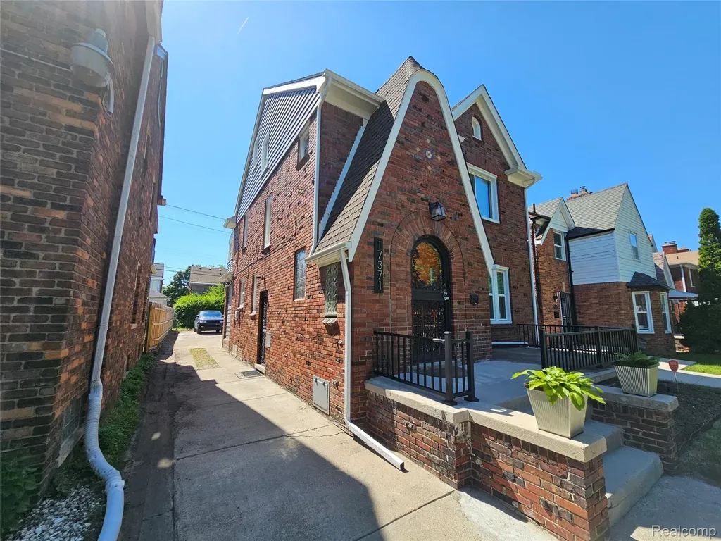 17371 Pennington Drive Detroit City MI 48221