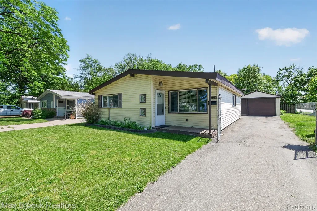 1000 E Madge Avenue Hazel Park City MI 48030