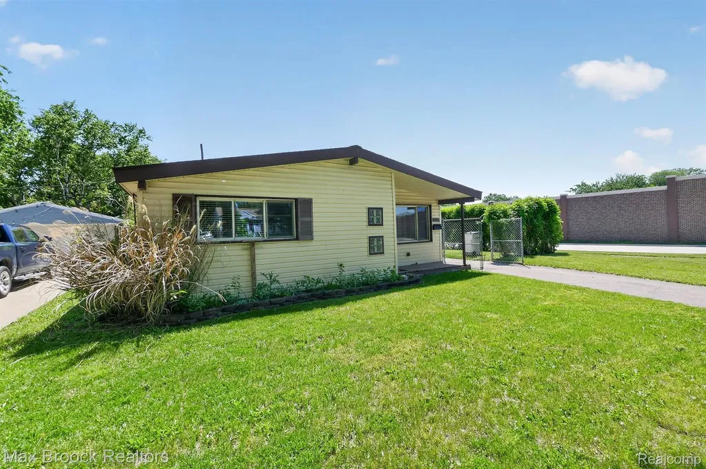1000 E Madge Avenue Hazel Park City MI 48030