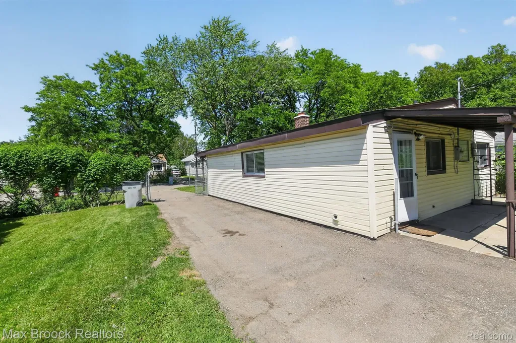 1000 E Madge Avenue Hazel Park City MI 48030