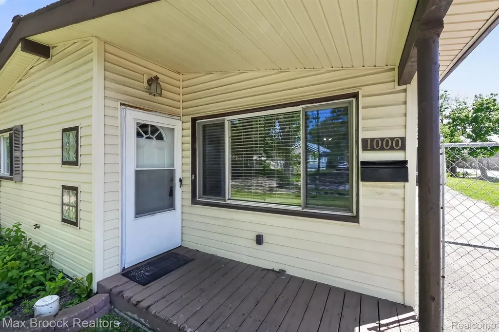 1000 E Madge Avenue Hazel Park City MI 48030