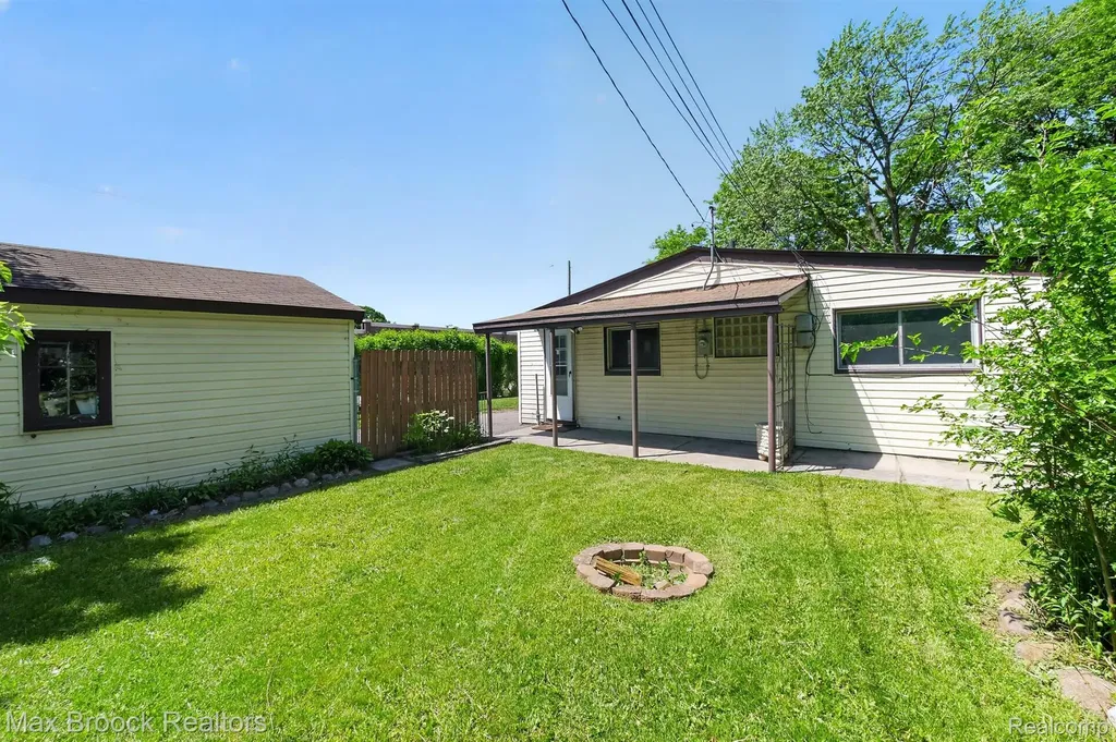 1000 E Madge Avenue Hazel Park City MI 48030