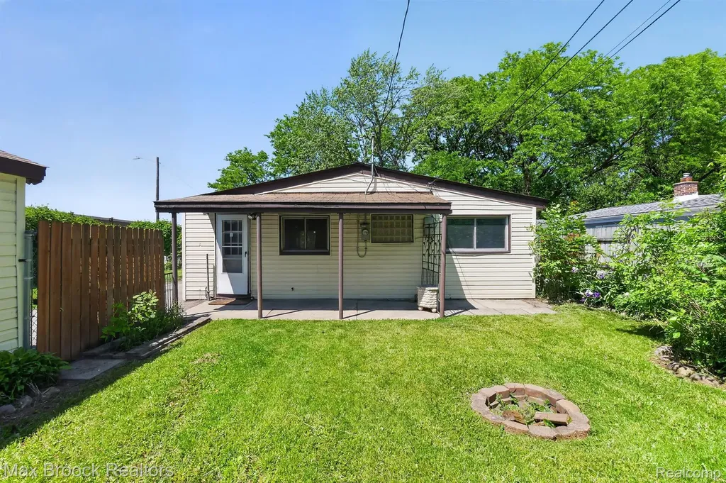 1000 E Madge Avenue Hazel Park City MI 48030