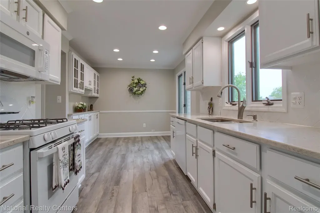 713 Woodcreek Circle Saline City MI 48176
