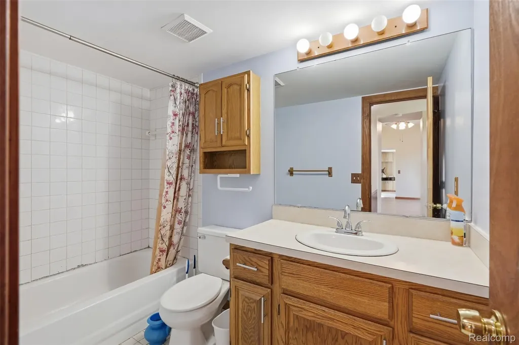 5634 Chicago Road Warren City MI 48092
