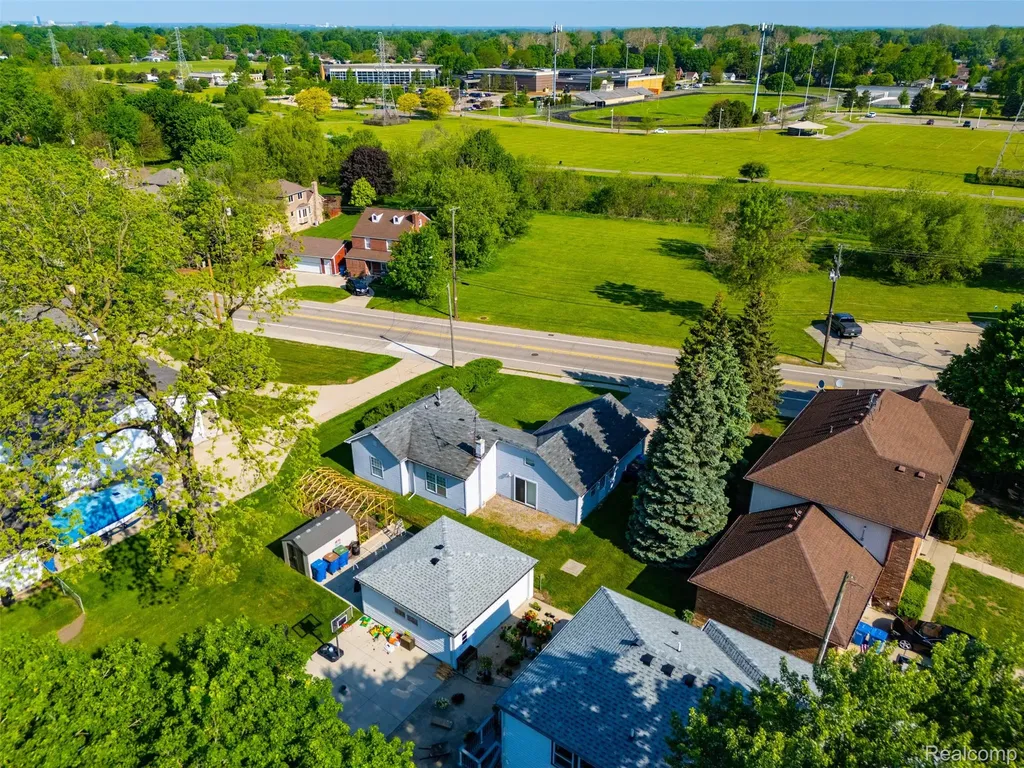 5634 Chicago Road Warren City MI 48092