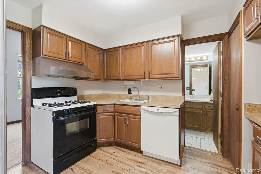 5634 Chicago Road Warren City MI 48092