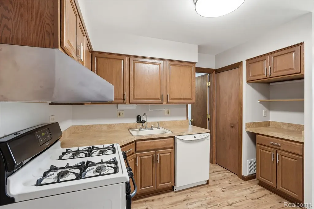 5634 Chicago Road Warren City MI 48092