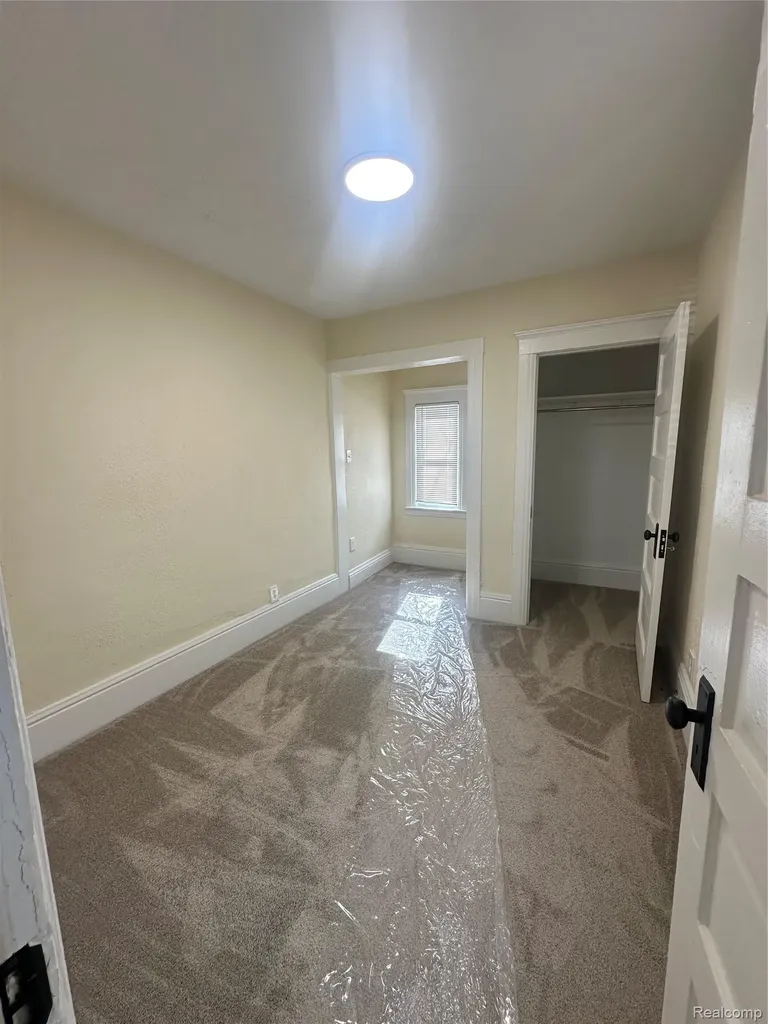 18576 Jefferson Riverview City MI 48193