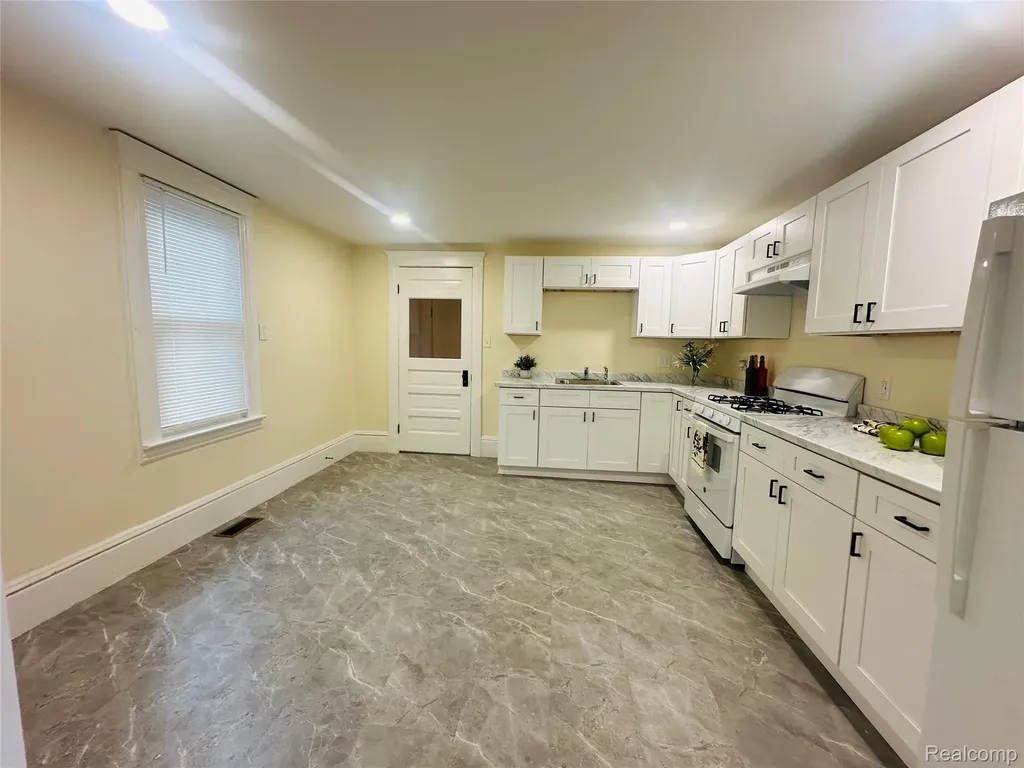 18576 Jefferson Riverview City MI 48193