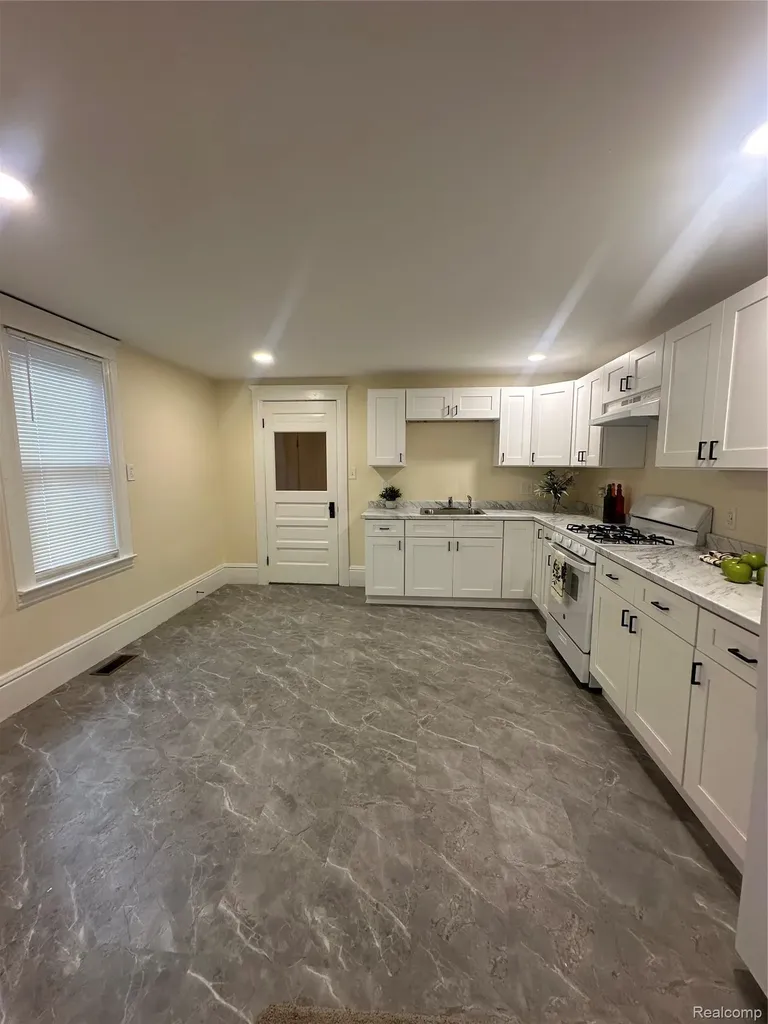 18576 Jefferson Riverview City MI 48193