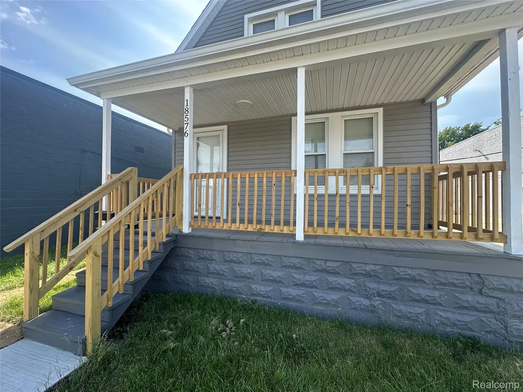 18576 Jefferson Riverview City MI 48193
