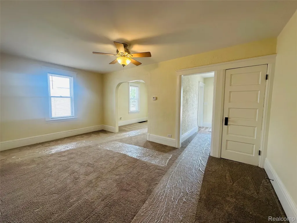 18576 Jefferson Riverview City MI 48193
