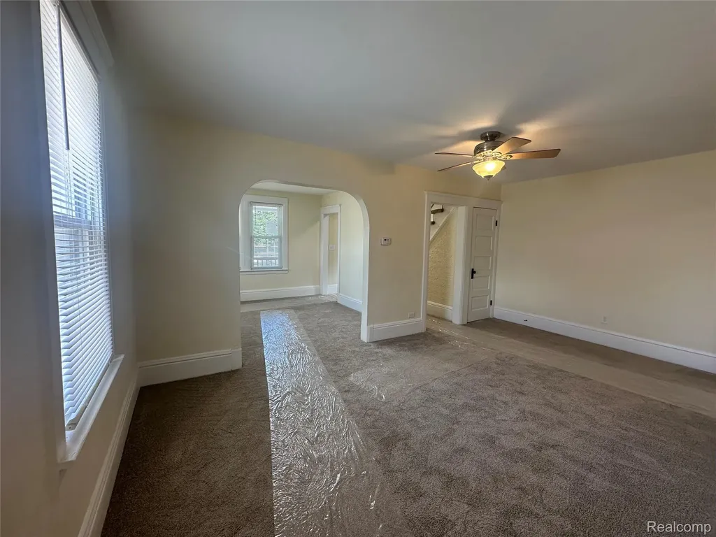 18576 Jefferson Riverview City MI 48193