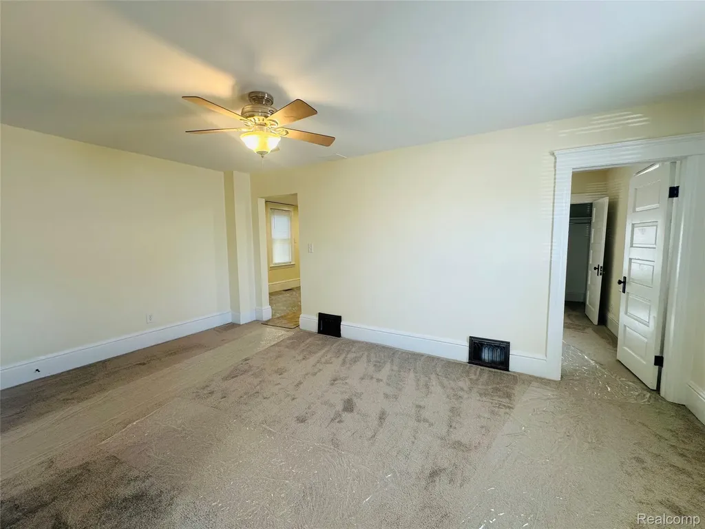 18576 Jefferson Riverview City MI 48193