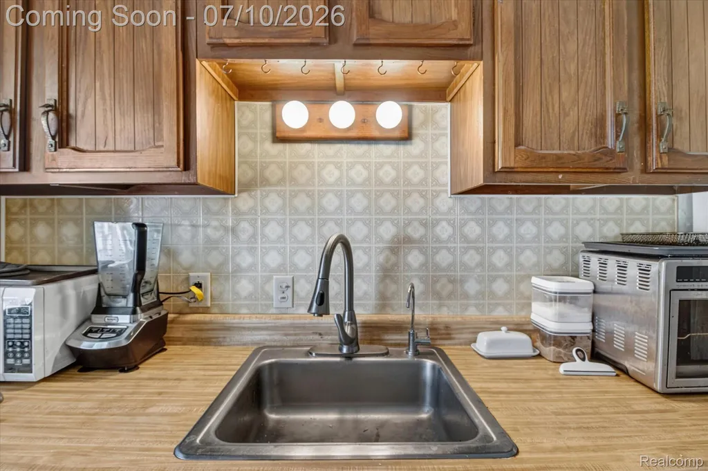 17125 Lennane Redford Charter Township MI 48240