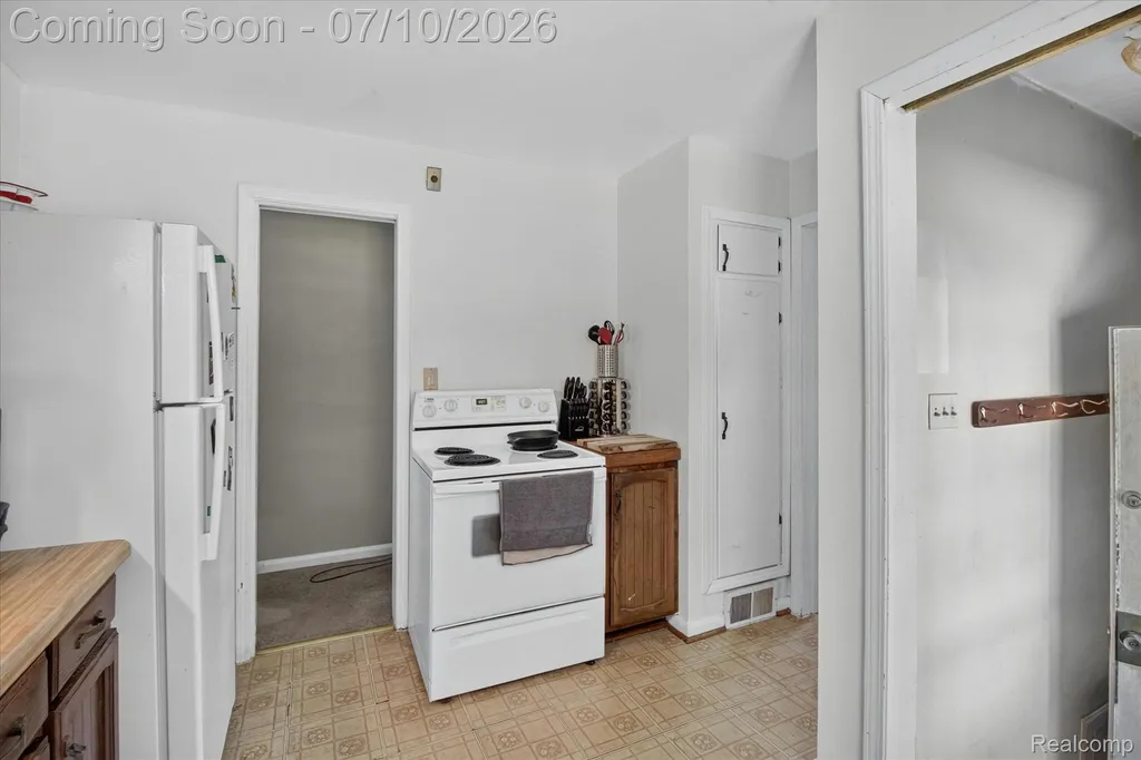 17125 Lennane Redford Charter Township MI 48240