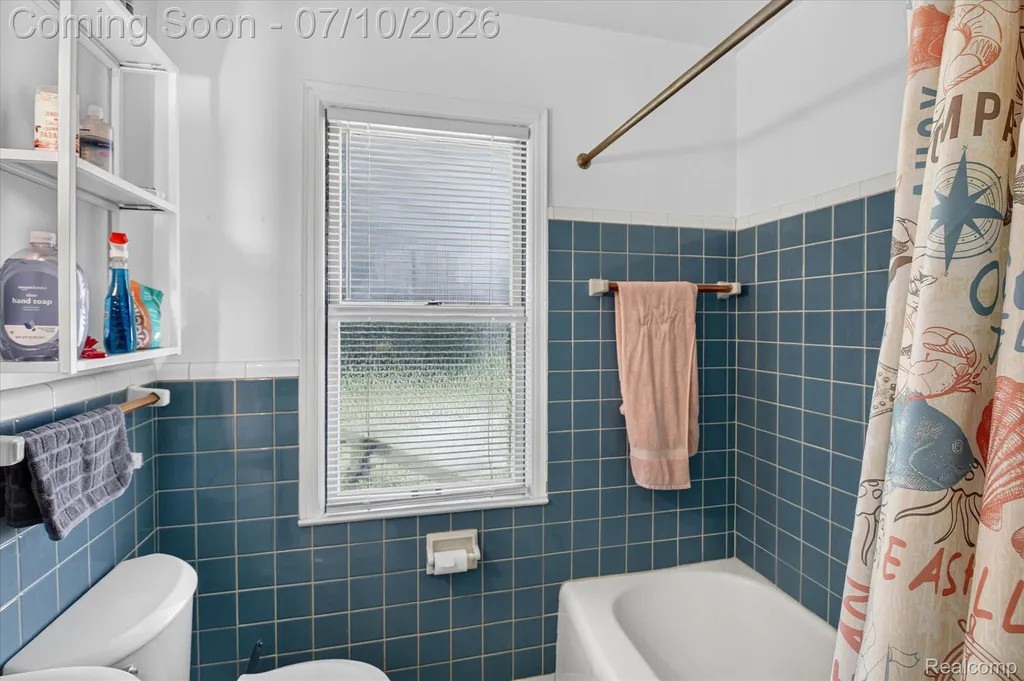 17125 Lennane Redford Charter Township MI 48240