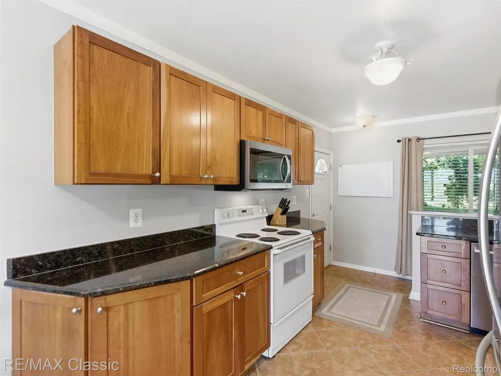 41020 Greenbriar Lane Plymouth Charter Township MI 48170