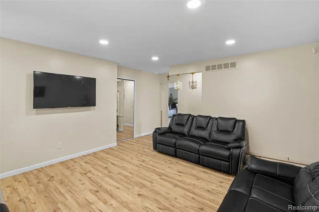 13670 Terra Santa Drive Sterling Heights City MI 48312