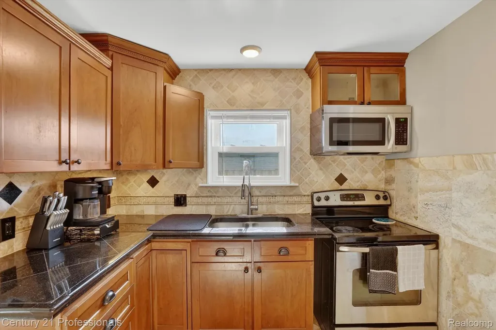 28524 7 Mile Road Livonia City MI 48152