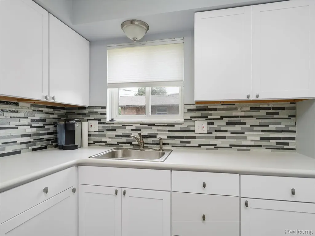 29242 Barkley Street Livonia City MI 48154
