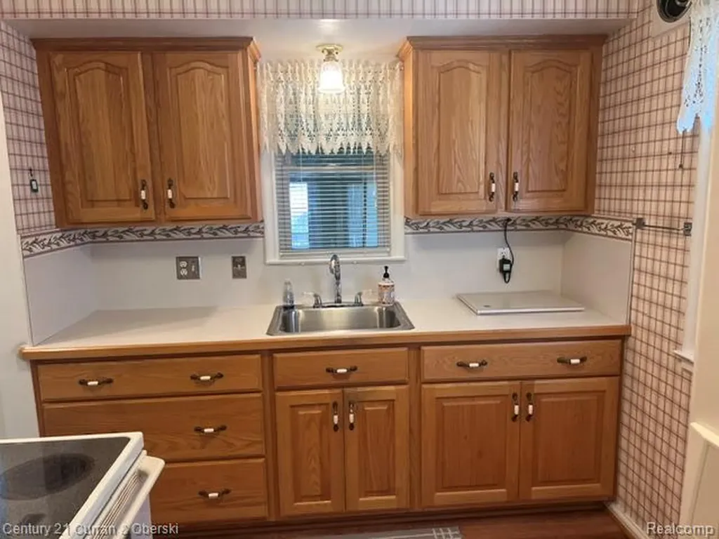 9912 Kinloch Redford Charter Township MI 48239