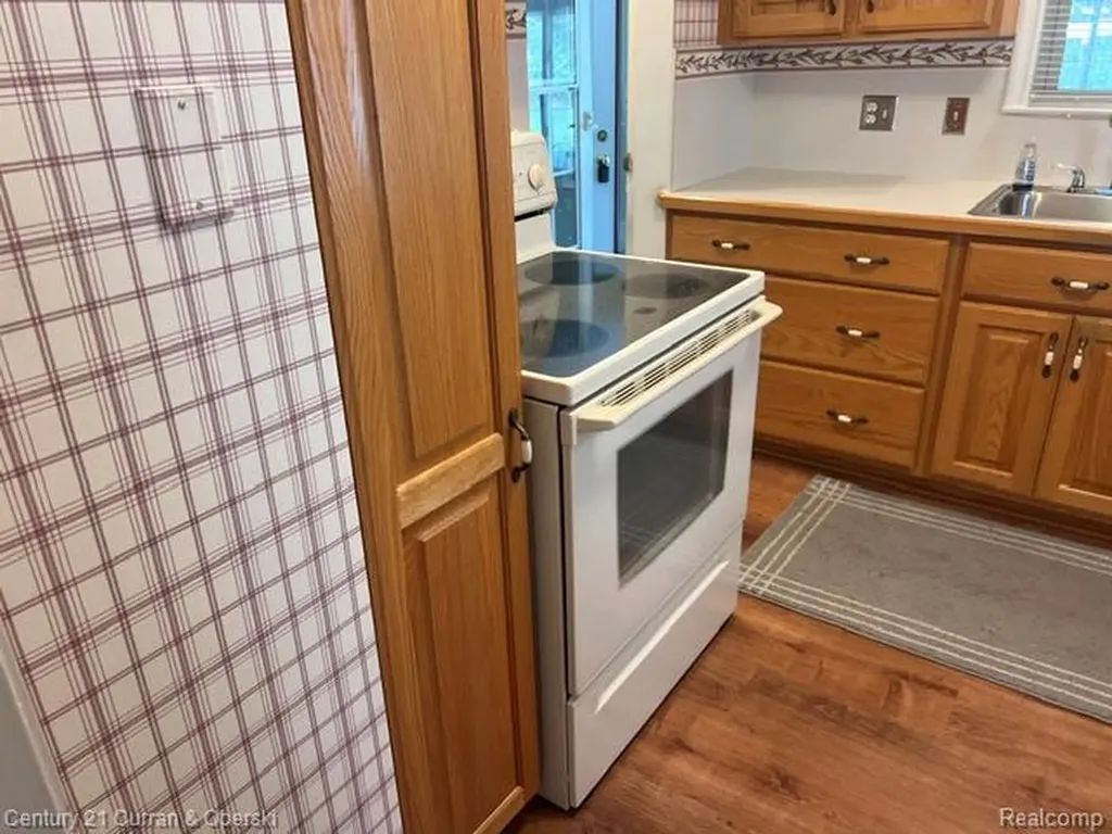 9912 Kinloch Redford Charter Township MI 48239