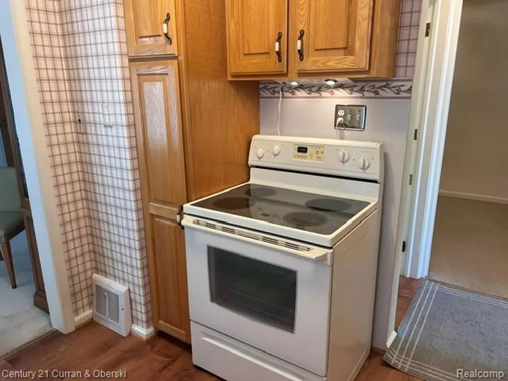 9912 Kinloch Redford Charter Township MI 48239