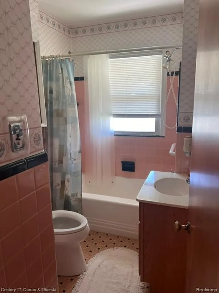9912 Kinloch Redford Charter Township MI 48239
