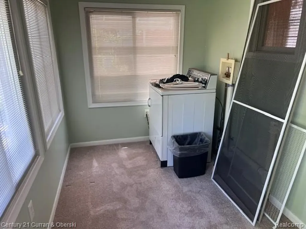9912 Kinloch Redford Charter Township MI 48239