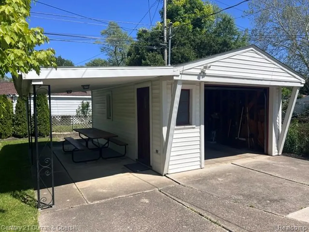9912 Kinloch Redford Charter Township MI 48239