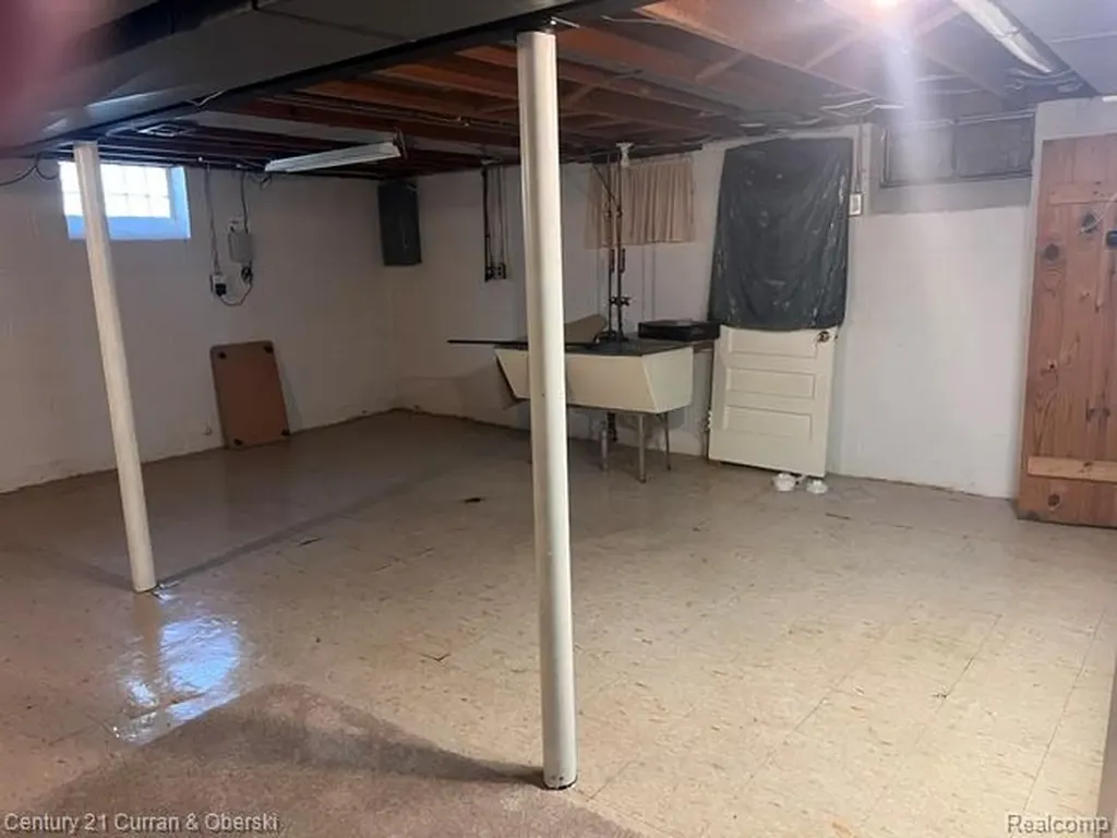 9912 Kinloch Redford Charter Township MI 48239