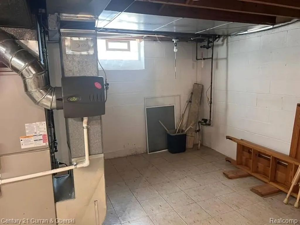 9912 Kinloch Redford Charter Township MI 48239