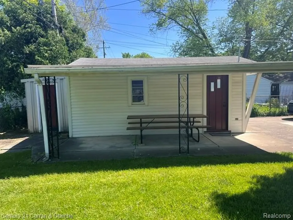9912 Kinloch Redford Charter Township MI 48239
