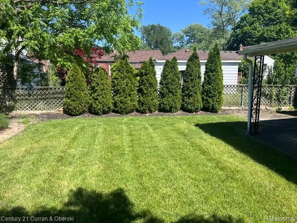 9912 Kinloch Redford Charter Township MI 48239