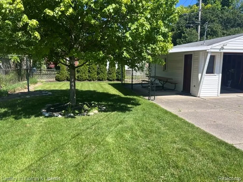 9912 Kinloch Redford Charter Township MI 48239