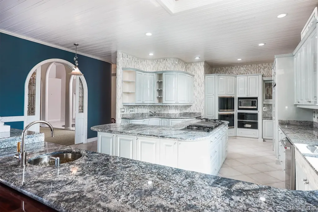 68373 Lake Angela Pointe Richmond City MI 48062