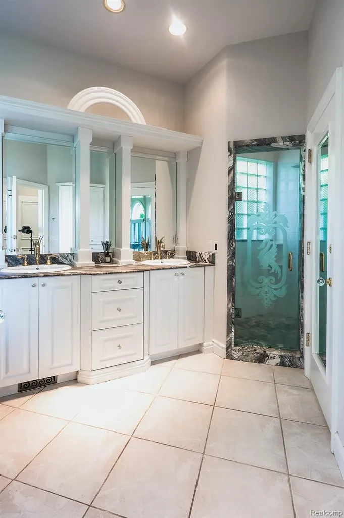 68373 Lake Angela Pointe Richmond City MI 48062
