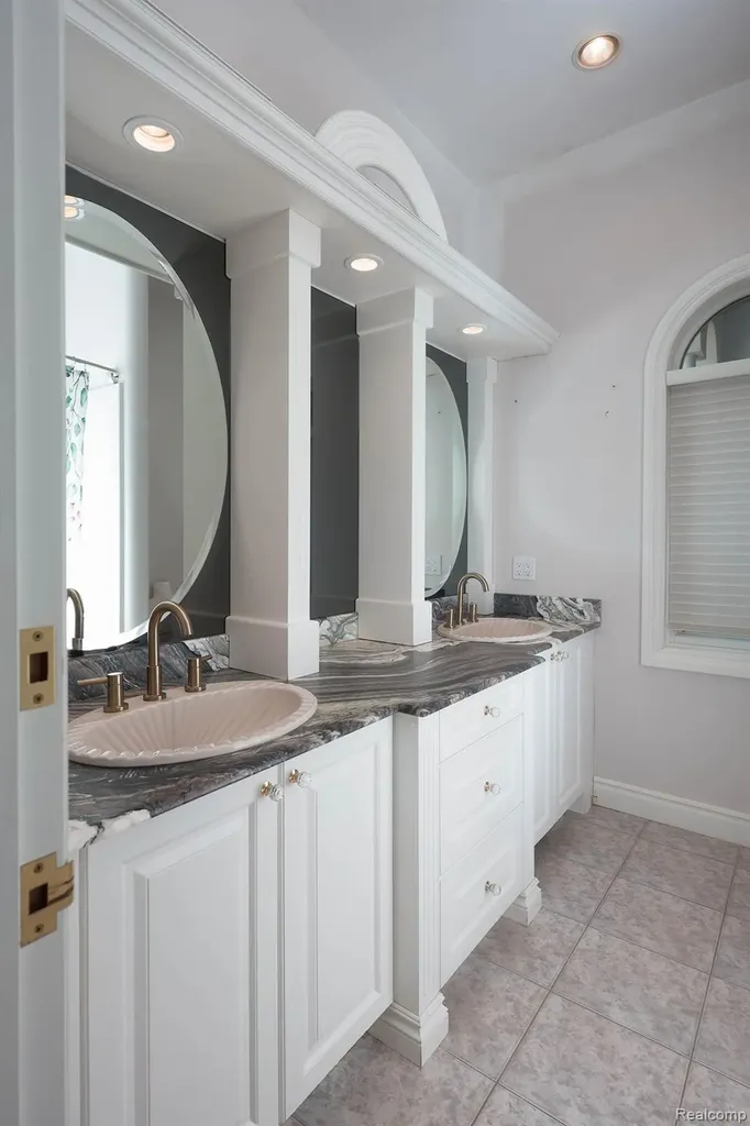 68373 Lake Angela Pointe Richmond City MI 48062