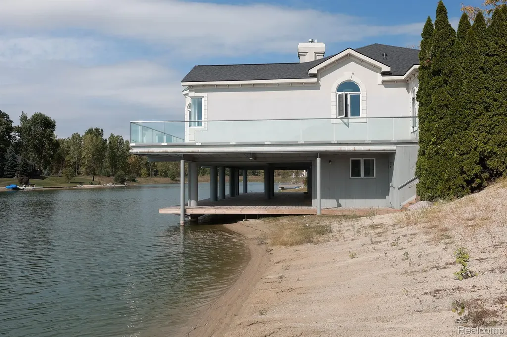 68373 Lake Angela Pointe Richmond City MI 48062