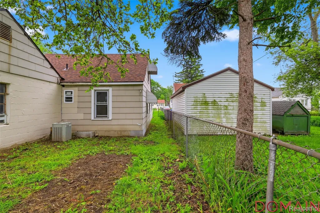 7285 Prospect Avenue Warren City MI 48091